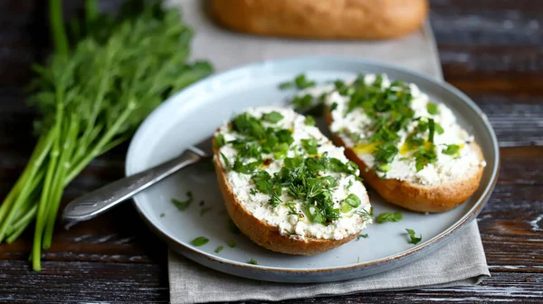 Open sandwiches with cream cheese and herbs. Cottage cheese sandwich with whole grain bread.