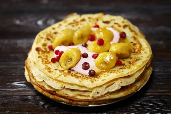 带有焦糖化香蕉 酸奶和浆果的煎饼 健康的甜点 Maslenitsa — 图库照片
