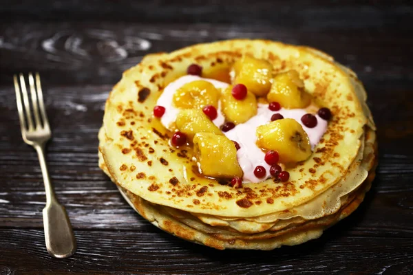 带有焦糖化香蕉 酸奶和浆果的煎饼 健康的甜点 Maslenitsa — 图库照片