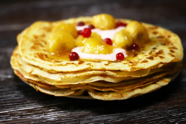 Pfannkuchen Mit Karamellisierten Bananen Joghurt Und Beeren Gesundes Dessert Masleniza — Stockfoto