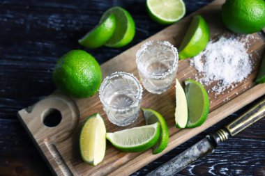 Tuzlu ve limonlu bir bardak tekila. Beyaz tekila..