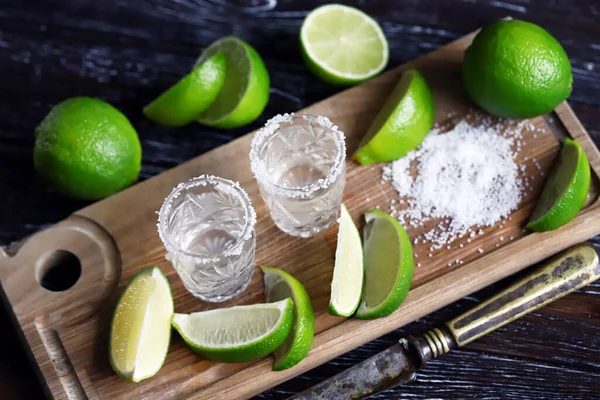 Tuzlu ve limonlu bir bardak tekila. Beyaz tekila..