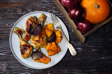 Kabaklı tavuk budu ve tabakta mavi soğan..