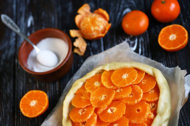 Seçici odaklanma. Pişirmeden önce Mandarin galette. Turunçgiller pişiriyorum..