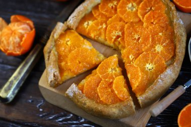 Seçici odaklanma. Mandalina galette. Mandalinalı tart. Turunçgillerin Hazırlanması.