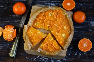 Seçici odaklanma. Mandalina galette. Mandalinalı tart. Turunçgillerin Hazırlanması.