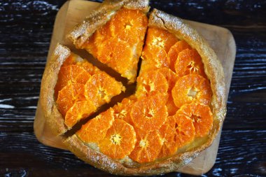 Seçici odaklanma. Mandalina galette. Mandalinalı tart. Turunçgillerin Hazırlanması.