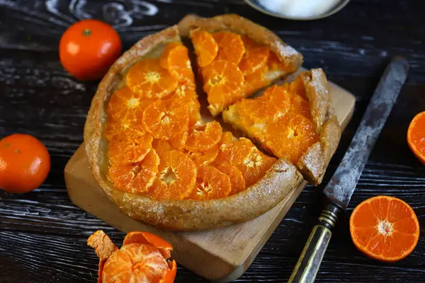 Seçici odaklanma. Mandalina galette. Mandalinalı tart. Turunçgillerin Hazırlanması.
