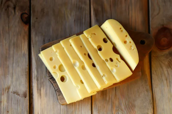 木の表面に穴のあるチーズ — ストック写真