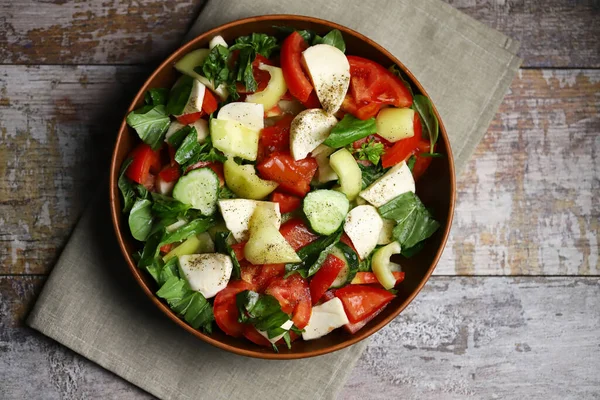 Salat Mit Gemüse Und Mozzarella — Stockfoto