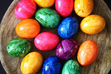 Ahşap bir yüzeyde renkli Paskalya yumurtaları.