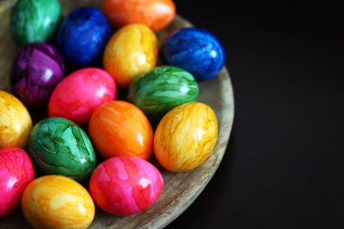 Ahşap bir yüzeyde renkli Paskalya yumurtaları.