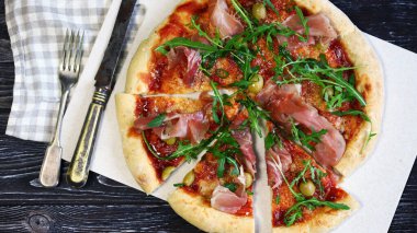 Jamon ve roka ile İtalyan pizzası. Ev yapımı pizza..