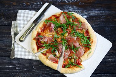 Jamon ve roka ile İtalyan pizzası. Ev yapımı pizza..