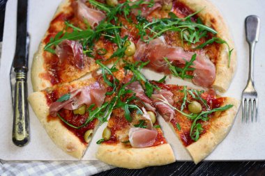 Jamon ve roka ile İtalyan pizzası. Ev yapımı pizza..