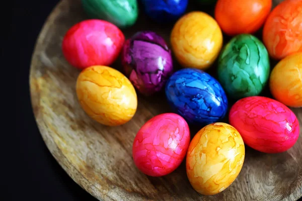 Kleurrijke Paaseieren Een Houten Ondergrond — Stockfoto