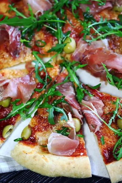 Jamon ve roka ile İtalyan pizzası. Ev yapımı pizza..