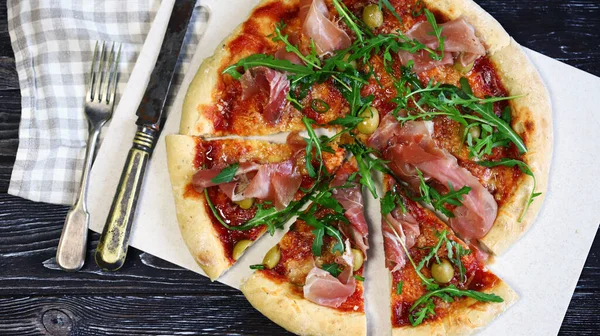 Jamon ve roka ile İtalyan pizzası. Ev yapımı pizza..