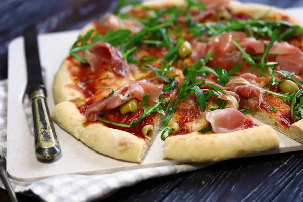 Jamon ve roka ile İtalyan pizzası. Ev yapımı pizza..