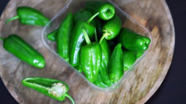 Taze yeşil jalapeno biberleri.