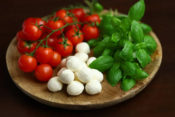 Uppsättning Produkter För Kaprissallad Tomater Basilika Och Mozzarella Träskiva — Stockfoto