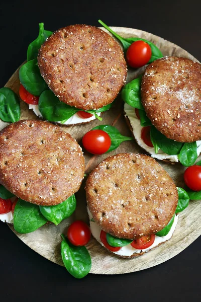 Sandwiches Saludables Con Espinacas Tomates Queso Filadelfia Deliciosa Comida Saludable — Foto de Stock