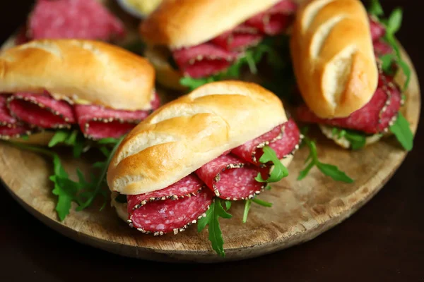 Tahtada roka ve hardallı salamlı sandviç..