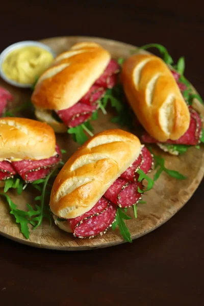 Tahtada roka ve hardallı salamlı sandviç..