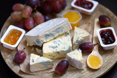Üzüm ve ballı peynir tahtası. Mavi küflü peynir..