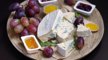 Üzüm ve ballı peynir tahtası. Mavi küflü peynir..