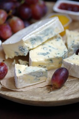 Üzüm ve ballı peynir tahtası. Mavi küflü peynir..