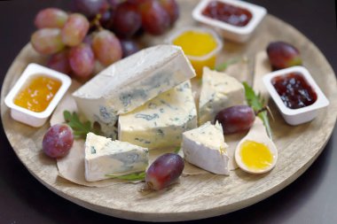 Üzüm ve ballı peynir tahtası. Mavi küflü peynir..