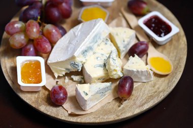 Üzüm ve ballı peynir tahtası. Mavi küflü peynir..