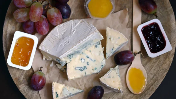 Üzüm ve ballı peynir tahtası. Mavi küflü peynir..