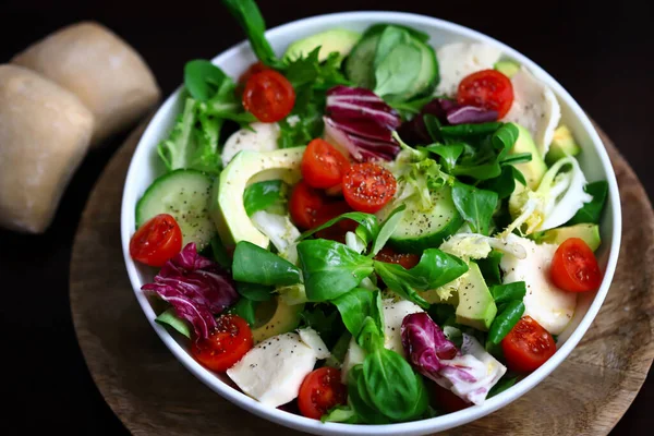 Sebze ve avokado ile sağlıklı salata. Diyet yemek..