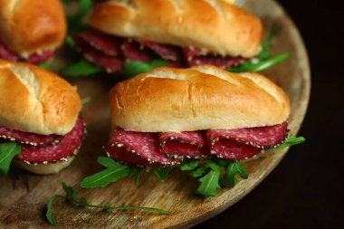 Bitki ve hardallı salamlı sandviç..