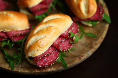 Bitki ve hardallı salamlı sandviç..