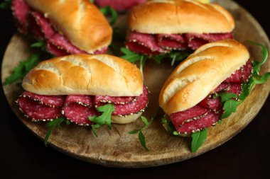 Bitki ve hardallı salamlı sandviç..