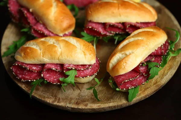 Bitki ve hardallı salamlı sandviç..