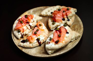 Somonlu, krem peynirli ve kaparili Pita sandviçi. Sağlıklı yiyecekler. Keto diyeti.