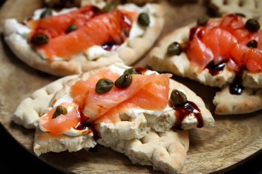 Somonlu, krem peynirli ve kaparili Pita sandviçi. Sağlıklı yiyecekler. Keto diyeti.