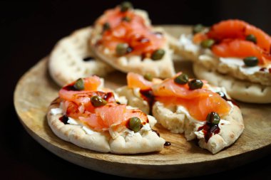 Somonlu, krem peynirli ve kaparili Pita sandviçi. Sağlıklı yiyecekler. Keto diyeti.