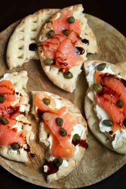 Somonlu, krem peynirli ve kaparili Pita sandviçi. Sağlıklı yiyecekler. Keto diyeti.