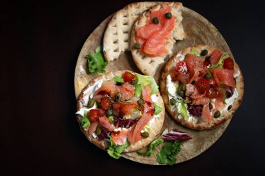 Sebzeli ve beyaz peynirli somon pidesi..