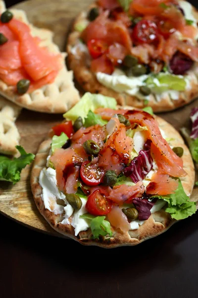 Sebzeli ve beyaz peynirli somon pidesi..