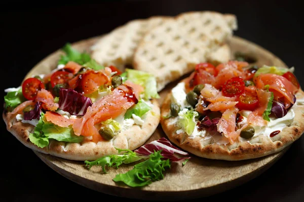 Sebzeli ve beyaz peynirli somon pidesi..