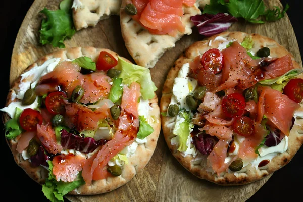 Sebzeli ve beyaz peynirli somon pidesi..