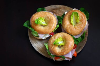 Siyah arka planda simit sandviçi. Sağlıklı yiyecekler. Keto atıştırmalığı.