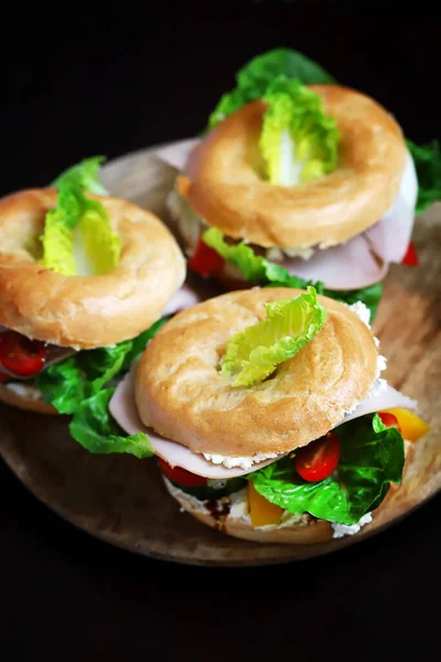 Sándwiches Bagel Sobre Fondo Oscuro Comida Saludable Snack Keto — Foto de Stock