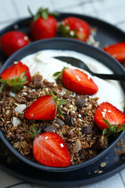 Delicious Healthy Breakfast Dessert Strawberries White Yogurt Chocolate Granola Healthly — 图库照片